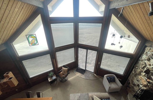 Beachfront 3-bedroom 2-bath beachhouse with WiFi in charming Pacific City