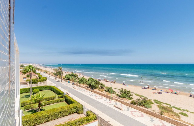 Beachfront Apartment with Terrace, Shared Garden and Wi-Fi