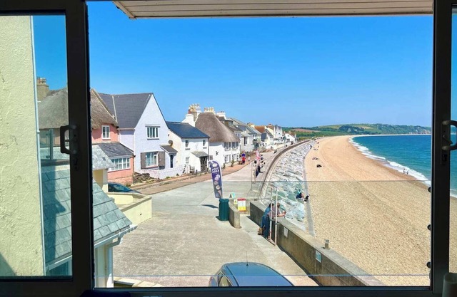 Beachfront Cottage with Sea Views & Coastal Walks