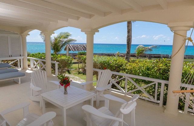 Beachfront De Luxe 1 bedroom apartment in ocean front setting right on the beach
