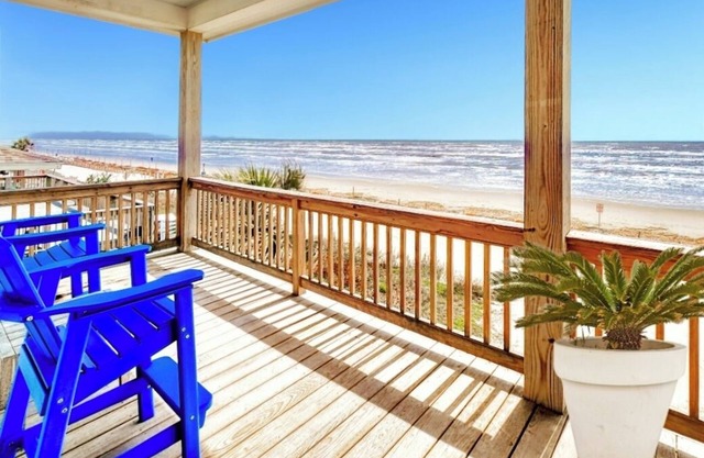 Beachfront Dream Panoramic Views 2 Kings Fireplace