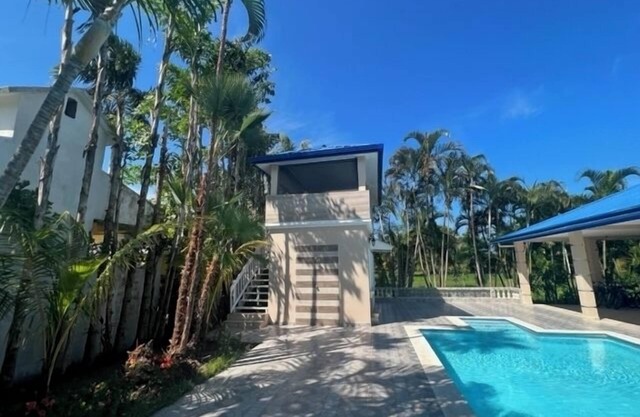 Beachfront getaway,5 minutes from shore! Featuring a pool & recreational spaces.