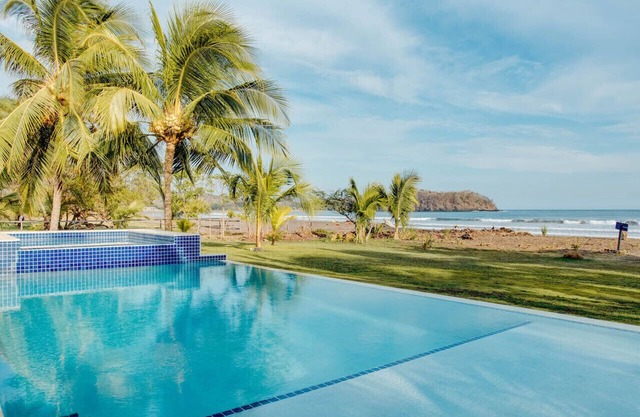 Beachfront home + private pool, Playa Venao, Sleeps 10+