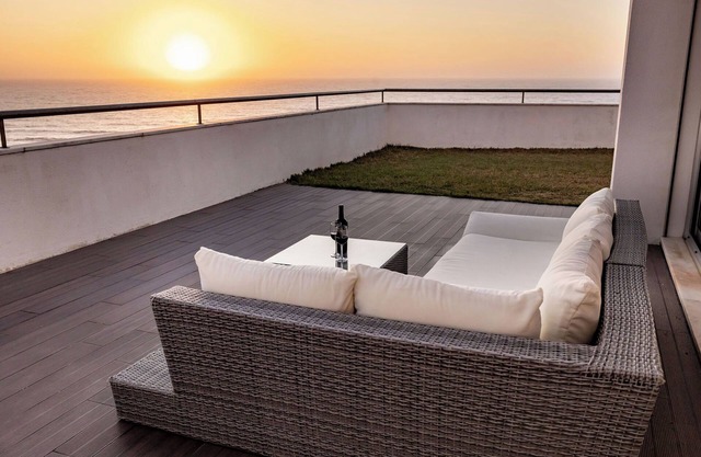 Beachfront home with spectacular views, Santa Cruz