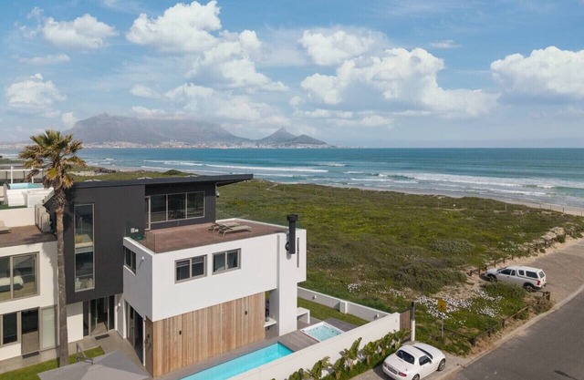 Beachfront Lodge - First rowa