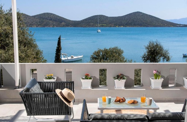 Beachfront luxury villa with Stunning views 2bedroom WiFi