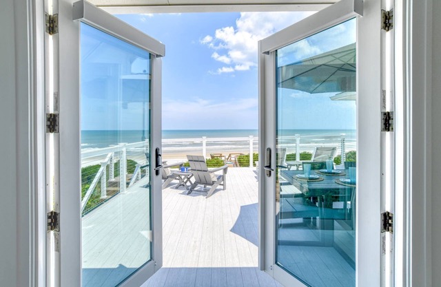 Beachfront Paradise, New Pool and Hot Tub, Private Boardwalk, Six King Suites, $300 in Free Tickets!