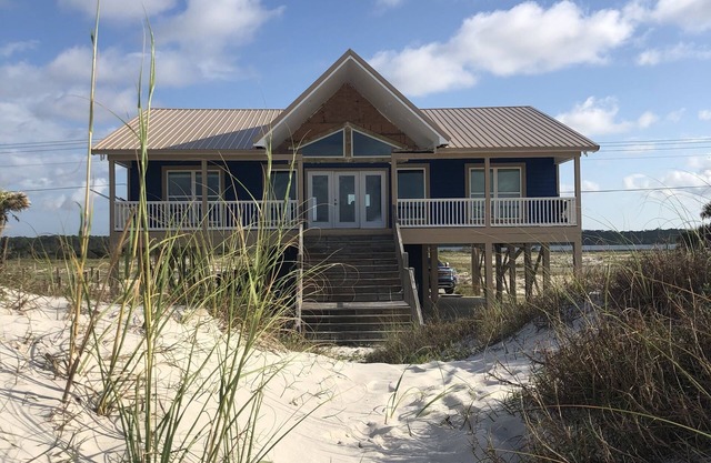 Beachfront Paradise! Beautiful open floorplan Gulf Shores Beach House
