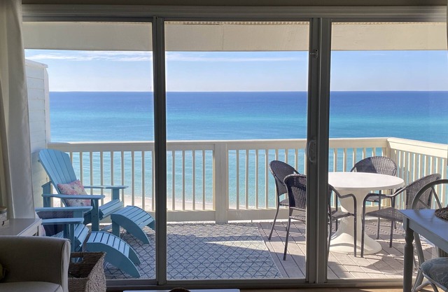 BEACHFRONT, Private beach, Free Chair service, Clean/Newly Renovated, Near all!