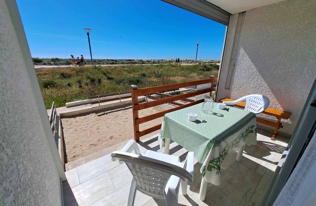 Beachfront Renovated Apartment with Private Parking and Terrace