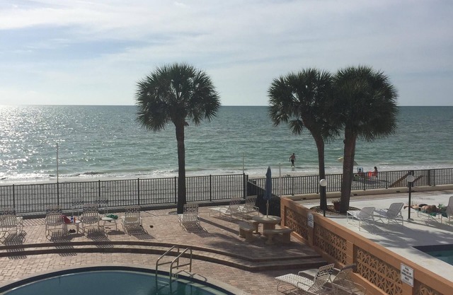 BEACHFRONT, Steps to the Ocean & Private Pool.