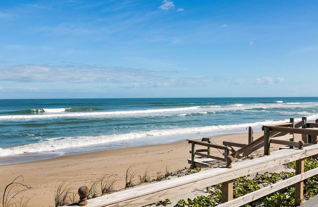 Beachfront Townhouse #4 Private Beach & pool -SLEEPS 8- 1King, 3Queens