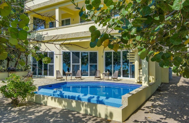 Beachfront Villa Pool Sleeps 7 Grand Lounge