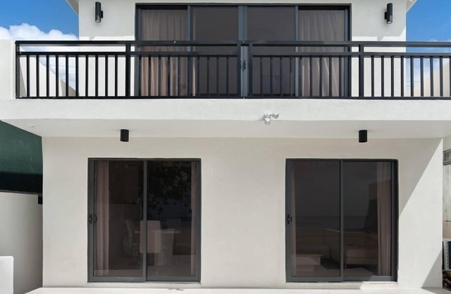 Beachfront Villa with private back decknNear restaurants