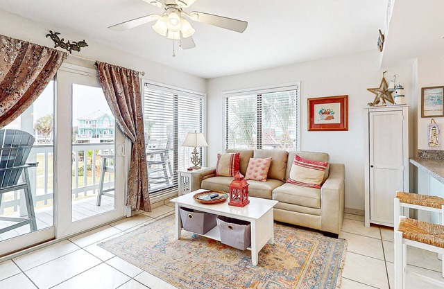 Beachgoer's retreat with balcony, AC, pools, hot tubs, tennis & gym