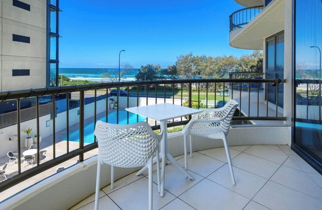 Beachside 1 Bedroom OceanView Apartment Broadbeach