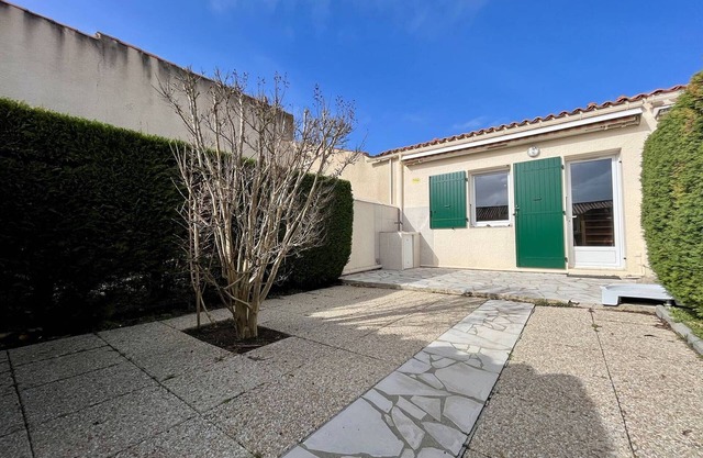 Beachside Duplex with Terrace, 350m from Shore, Private Parking, Sleeps 4, Renovated