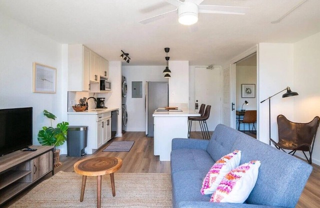 Beachy Modern 2-Bedroom at Sun-Kissed Monte Vista