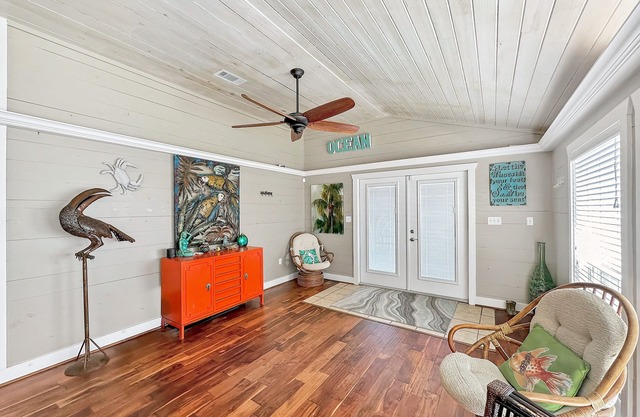 Beachy Vibes-3 bedroom/2 bath/pet-friendly, w/pool, sleeps 10