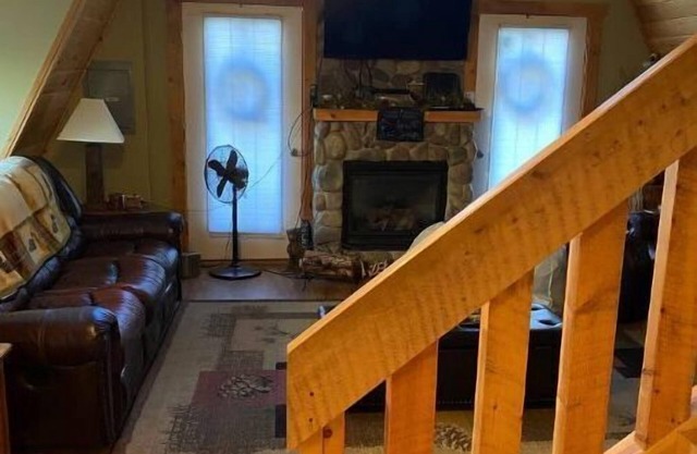 Bear Creek Lodge: By First Lake, Ride from Cabinn