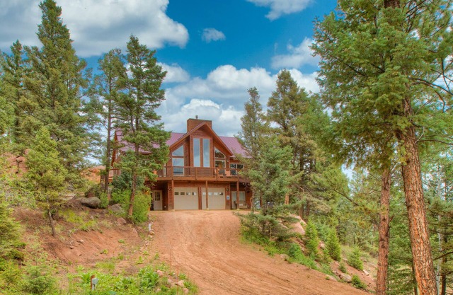 Bear Cub Lodge- Amazing Pikes Peak View! Hot tub! Ping Pong Table! 6 Acres! WiFi