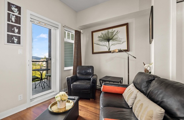 Bear Mountain 1bed Condo, Parking, Mountain View!