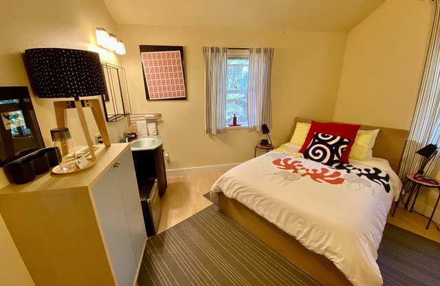 Bear Mountain Room at Bell In The Woods B&B (Full/Second Floor)Max 2ppl