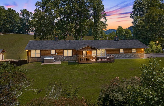 Bear's Den | 2 Homes, Hot Tub & Views⛰️ + Biltmore Pass