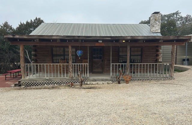 "Bearly Beehavin" 2-bdrm 1 bthrm cabin with WiFi, AC. Unwind & relax in ConCan