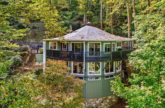 Beary Round Retreat - Views, 3 Master Suites, Minutes to Downtown, Large Deck!