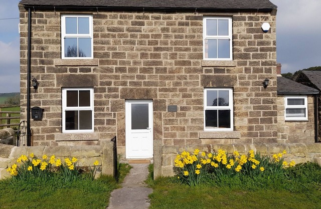 Beau Cottage - Two Bedroom House, Sleeps 3