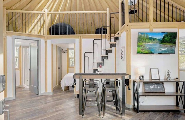 Beaumont: Hill Country Luxury Yurt-Cabin I Hot Tub