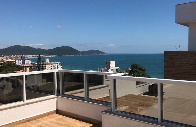 Beautiful Penthouse of High Standard in Florianopolis. English beach in front of the sea