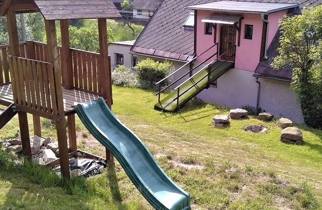 Beautiful apartment in villa for 4 people with WIFI, pool, TV, patio and pets allowed