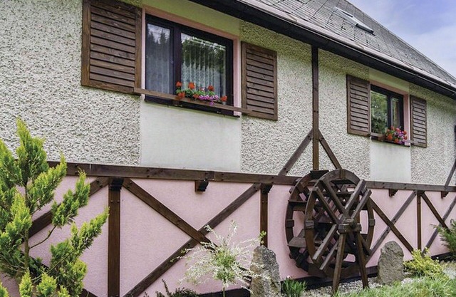 Beautiful apartment in villa for 18 people with WIFI, pool, TV, patio and pets allowed