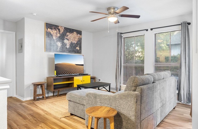 Beautiful 1BD/1BA in University Hills 4941