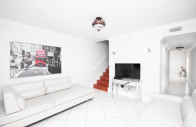 Beautiful 2/2.5 Condo w/Free Parking Fast WIFI