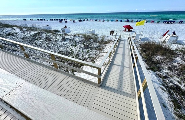 Beautiful 2/2 condo in Maravilla- Pet Friendly! Steps from beach, sleeps 6.