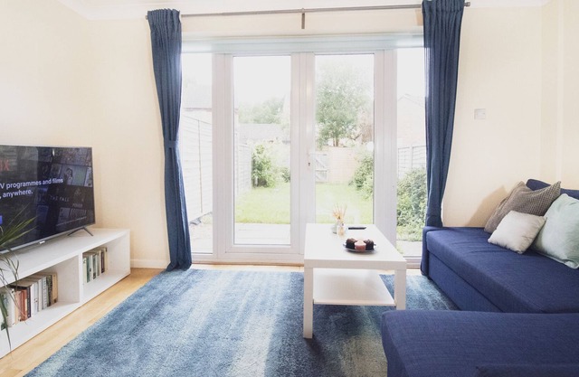 Beautiful 2 Bed House with Parking, WIFI, Netflix, Garden