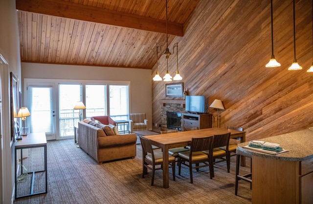 Beautiful 2 Bedroom, 2 bath Condo at the Seventh Mountain Resort.