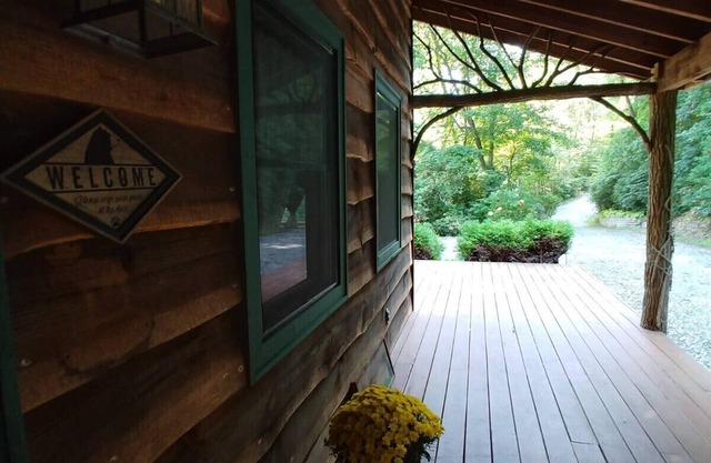 Beautiful 2 bedroom/2 bathroom cabin with a loft!