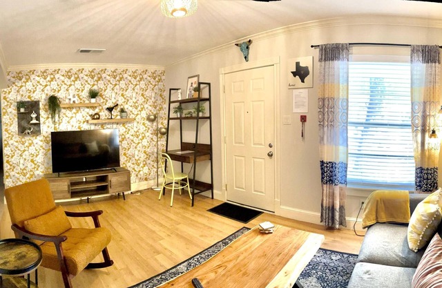 Beautiful 2 King Beds. Close to everything.