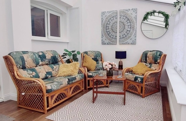 Beautiful 3 bed hse with parking and garden