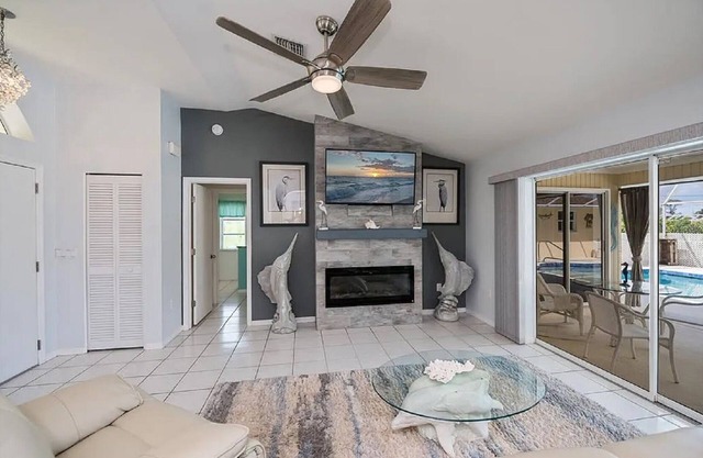 Beautiful 3-bedroom Pool home on Canal in wonderful Rotonda West, Close to Beach