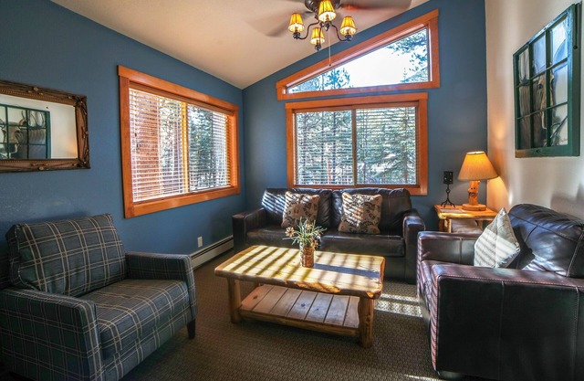 Beautiful 3 bedroom Chalet with Mountain Views, Personal Hot tub,