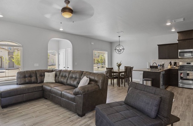 Beautiful 3 bedroom Casita DD w/ 2 Car Garage