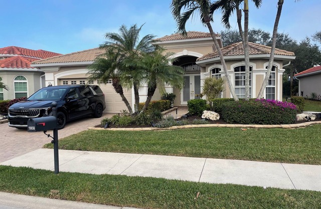 Beautiful 3-bedroom house in a gated community in Estero. Pool, Spa, Fitness