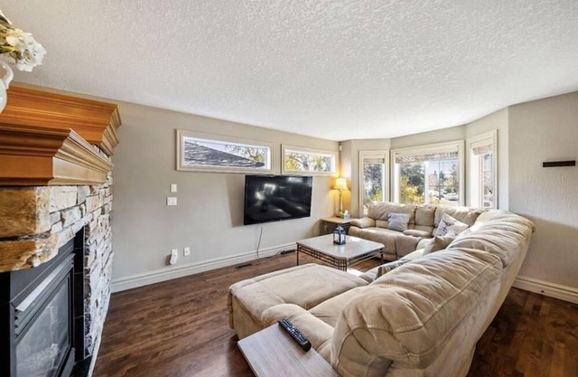 Beautiful 3 level duplex near Uofc and c-train station