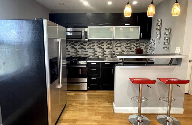 Beautiful 3bd House w/King Bed (3BDR + 1.5 BA)