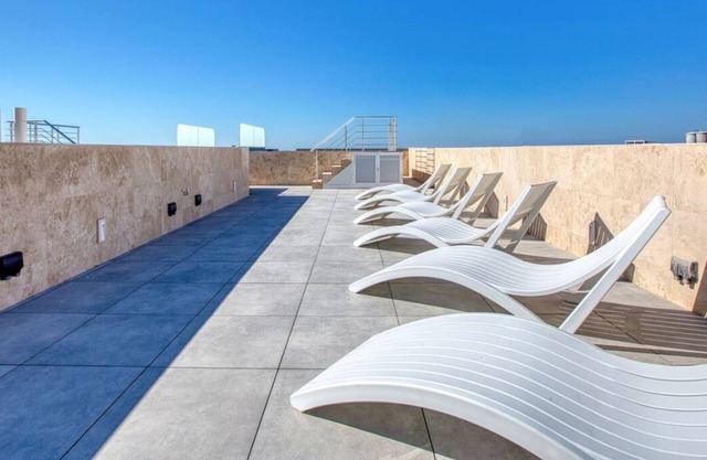 Beautiful 3BR Apt with Balcony & Roof Pool Access